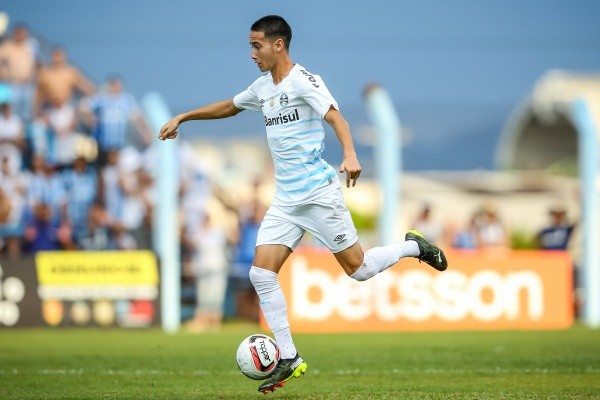 Foto: (Pedro H. Tesch/AGIF) - Gabriel Silva entrou durante o segundo tempo para marcar o único gol do Grêmio neste sábado (5)
