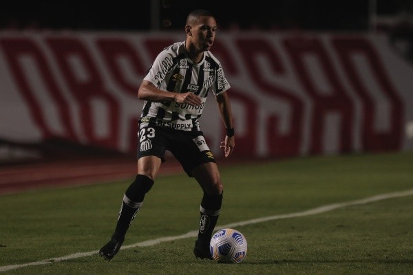 Foto: Ettore Chiereguini/AGIF/ Marcos Guilherme em campo com a camisa do Santos.