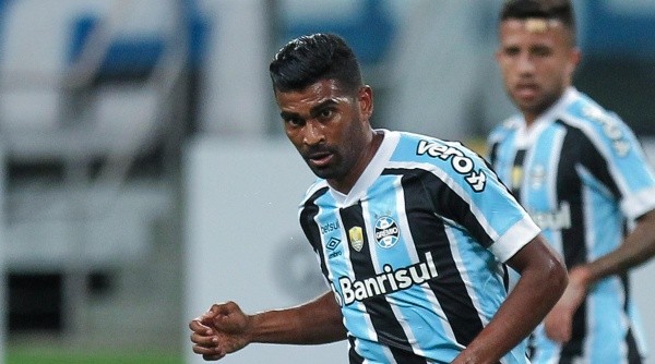 Thiago Santos também está sendo criticado no Grêmio (Foto: Fernando Alves/AGIF)