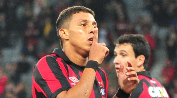 Crysan com a camisa do Athletico (Foto: Jason Silva/AGIF)