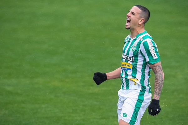 Matheus Peixoto deve voltar ao futebol brasileiro - Foto: Pedro H. Tesch/AGIF