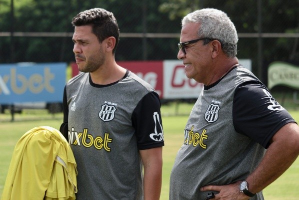 Foto: (Flickr Oficial Ponte Preta/Diego Almeida/PontePress) - Para tentar fugir do rebaixamento, a Ponte contratou o técnico Hélio dos Anjos no dia 23 de fevereiro