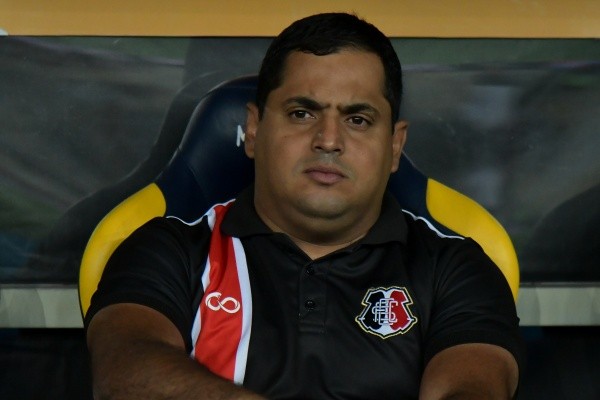 Foto: Thiago Ribeiro/AGIF – Leston Júnior é o treinador do Santa Cruz na temporada e tem a missão de subir com o Tricolor