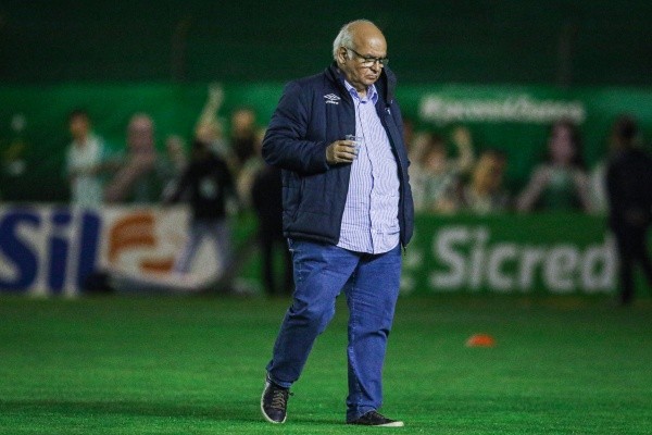 Romildo está sendo criticado no Grêmio (Foto: Fernando Alves/AGIF)
