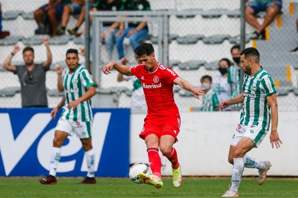 Foto:Luiz Erbes/AGIF | Gustavo Maia volta a ser relacionado pelo Inter