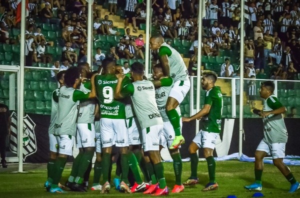 R.Pierre/AGIF/ Cuiabá comemorando gol. 