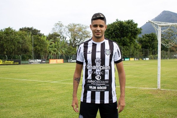 Foto: (Site Oficial Figueirense/Patrick Floriani/FFC) - Léo Artur já posou como novo jogador do Figueirense