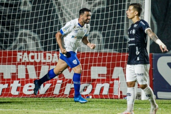 Foto: (Fernando Torres/AGIF) - Pelo Avaí, Edilson disputou 28 rodadas da Série B 2021, marcou um gol e concedeu três assistências