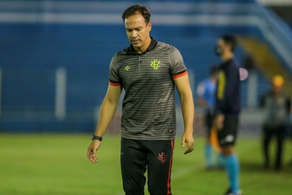 (Foto: Fernando Torres/AGIF) Dado lamenta derrota do Vitória