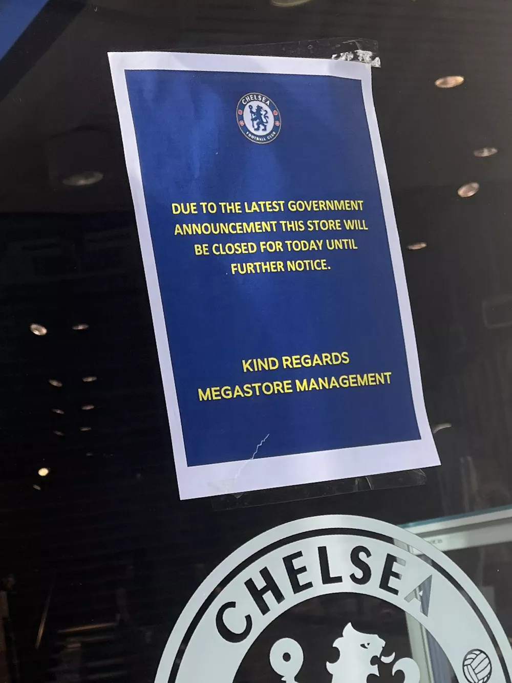  Foto: Reprodução Site Globo Esporte - Lojas do Chelsea amanhecem com as portas fechadas