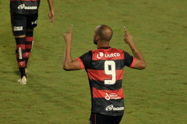 Foto: (Jhony Pinho/AGIF) - Na última Série B, Dinei jogou 13 partidas pelo Vitória e marcou dois gols