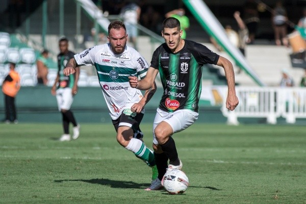 Foto: (Robson Mafra/AGIF) - Willian Farias é uma das baixas do Coritiba no Paranaense 