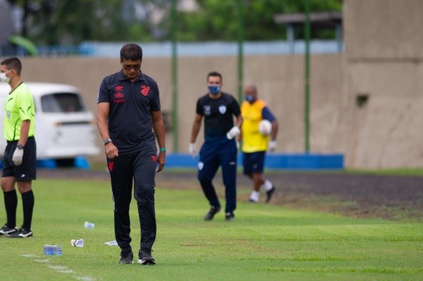 Foto: Marcos Zanutto/AGIF – Furacão foi derrotado na ida das quartas-de-final por 1 a 0, no Estádio do Café
