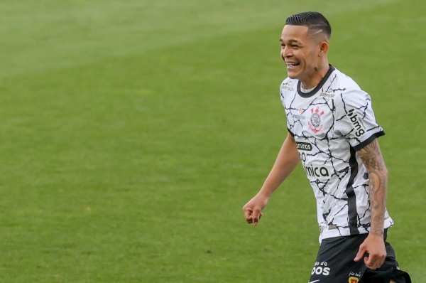Adson foi segurado pelo Corinthians - Foto: Marcello Zambrana/AGIF