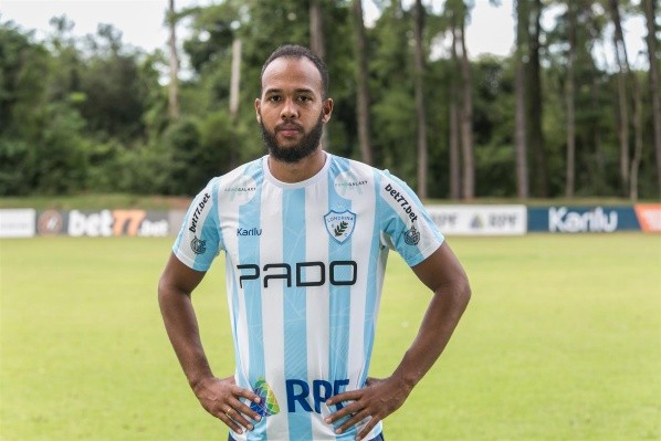 Foto: (Site Oficial Londrina/Ricardo Chicarelli/ Londrina EC.) - Denilson já posou como novo reforço do Londrina para a temporada 2022 Foto: (Site Oficial Londrina/Ricardo Chicarelli/ Londrina EC.) - Denilson já posou como novo reforço do Londrina para a temporada 2022