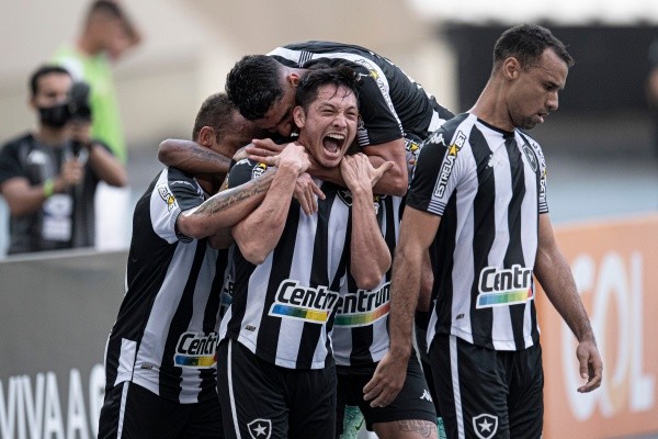 Luis Oyama pode retornar para o Botafogo (Foto: Jorge Rodrigues/AGIF)
