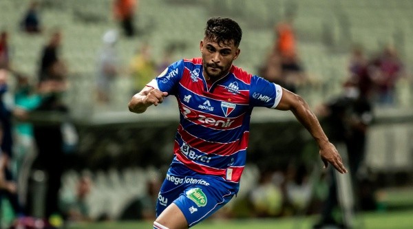 Ronald com a camisa do Fortaleza (Foto: Pedro Chaves/AGIF)