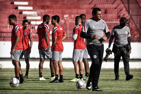Foto: Paulo Paiva/AGIF – Treinador projetou o clássico e falou sobre a instabilidade após a saída de Joaquim Bezerra