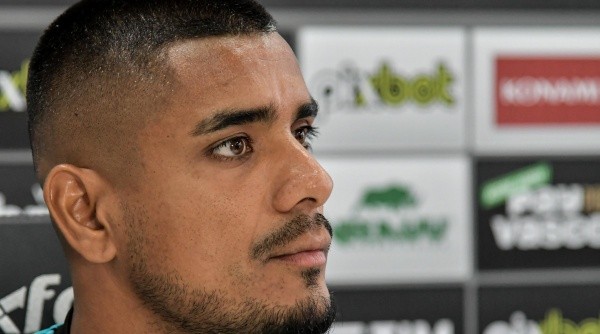 Léo Matos com a camisa do Vasco (Foto: Thiago Ribeiro/AGIF)