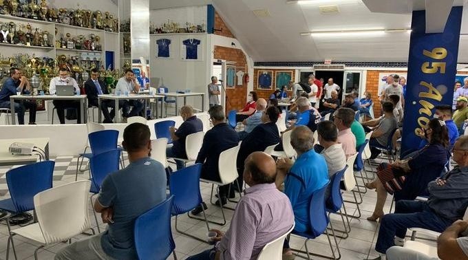 Twitter Oficial do Avaí: @AvaiFC - Reunião dos conselheiros do Clube