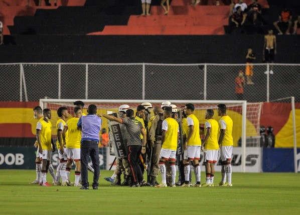 Jhony Pinho/AGIF – Lance do duelo entre Vitória e Bahia de Feira