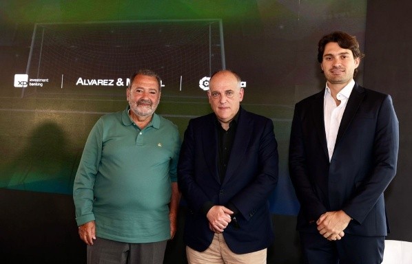 Foto: Divulgação | Fred Luz, da Alvarez & Marsal, Javier Tebas, presidente da LaLiga, e Pedro Mesquita, da XP 
