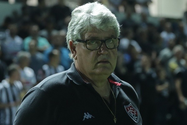 Foto: (João Vitor Rezende Borba/AGIF) - Geninho é o principal alvo do Vitória para assumir o cargo de treinador