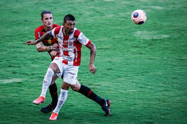 Foto: (Paulo Paiva/AGIF) - Kieza foi o artilheiro do Campeonato Pernambucano 2021 com 10 gols, tendo inclusive marcado na final contra o Sport