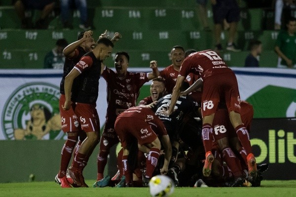 Foto: (Diogo Reis/AGIF) - Embalado pela Copa do Brasil, o Vila Nova espera repetir o feito no Estadual