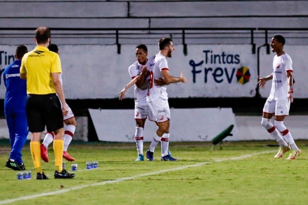 Rafael Vieira/AGIF - Léo comemora seu primeiro gol com o Timbu