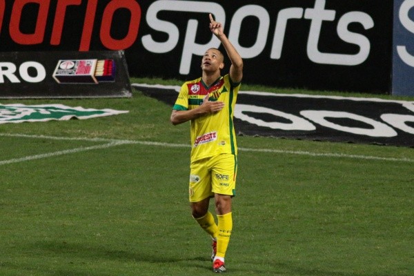 Foto: Fernando Moreno/AGIF – Caio Dantas fez sucesso no Sampaio Corrêa em 2020 quando marcou 17 gols na Série B