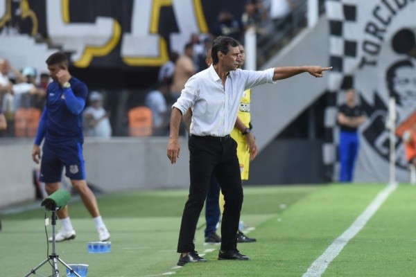 Foto: (Flickr Oficial Santos/Ivan Storti/Santos FC) - Fabián Bustos tem participado da busca do Santos por novos jogadores no mercado