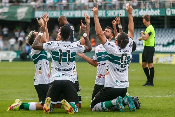 Foto: (Gabriel Machado/AGIF) - O Coritiba segue vivo, tanto no Campeonato Paranaense, quanto na Copa do Brasil