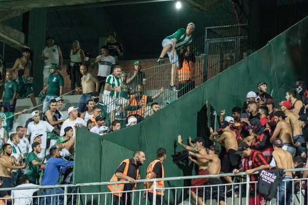 Foto: (Robson Mafra/AGIF) - A confusão entre as duas torcidas no primeiro Atletiba de 2022 foi fundamental para a definir a torcida única no confronto entre as equipes na fase mata-mata do Paranaense