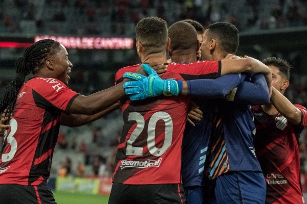 Foto: (Robson Mafra/AGIF) - Jogadores do Athletico comemoram a classificação para a semifinal do Paranaense, após vencer o Londrina nos pênaltis