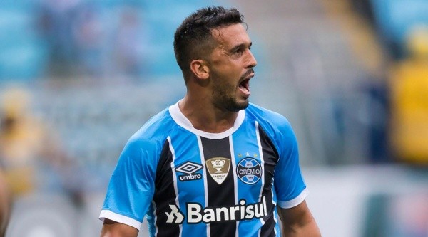 Edílson também chegou para ajudar na lateral (Foto: Jeferson Guareze/AGIF)