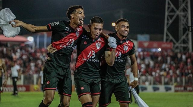 Foto: Flickr Oficial do Atlético-GO - Jogadores comemoram classificação do Dragão