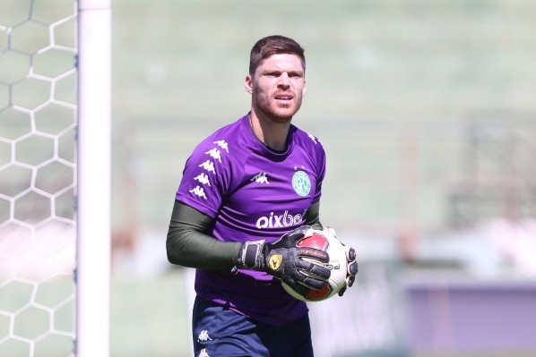 Foto: (Thomaz Marostegan/Guarani FC) - Kozlinski volta a defender o gol do Guarani no duelo contra o Corinthians