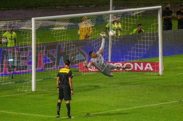 Mailson foi o herói nos pênaltis - Foto: Francisco Cedrim/AGIF