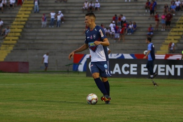 Foto: (Robson Mafra/AGIF) - Eduardo Doma chega para ser uma nova opção no sistema defensivo do Vila