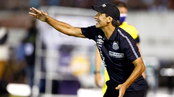 Bustos prepara limpa no Santos (Foto: Thiago Calil/AGIF)