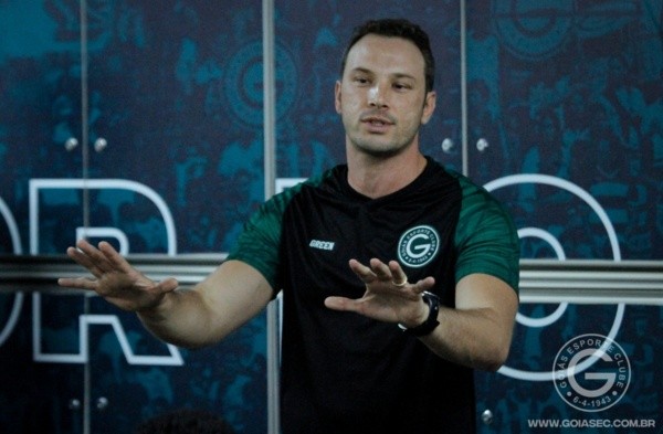 Foto: (Site Oficial Goiás/Rosiron Rodrigues/Goiás E.C.) - Bruno Pivetti corre risco de deixar o cargo técnico do Goiás