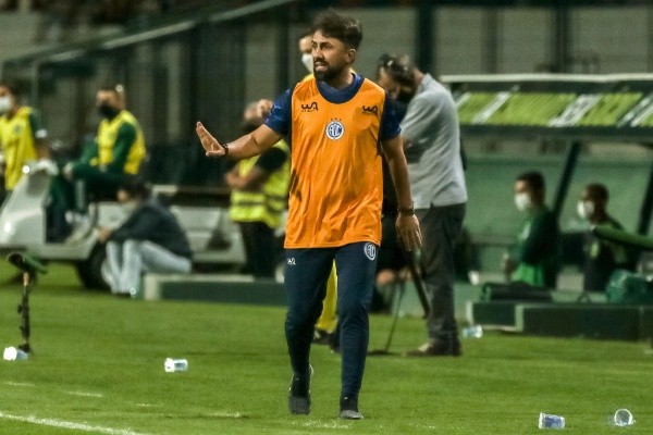 Foto: Robson Mafra/AGIF – Time de Luizinho Lopes está invicto na competição, mas com cinco empates em nove jogos