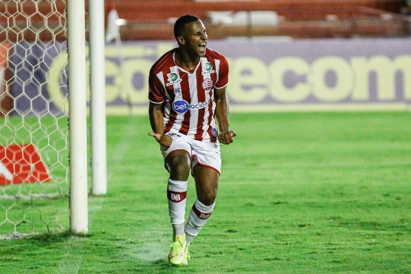 Foto: Paulo Paiva/AGIF – Artilheiro do time na competição, Robinho deve estar entre os 11 para encarar o Fortaleza