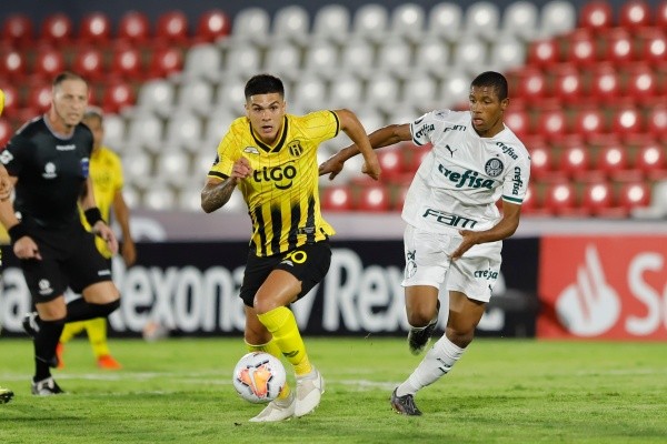 Foto: (Pool/Getty Images) - Rodrigo Fernández tem sido um dos destaques do Guaraní-PAR