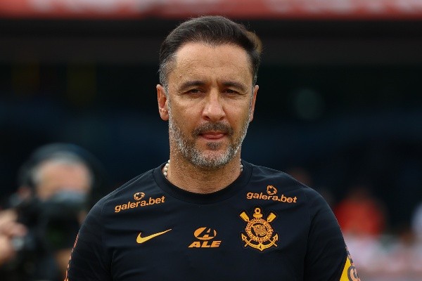 Vitor Pereira está sendo questionado no comando do Corinthians (Foto: Marcello Zambrana/AGIF)