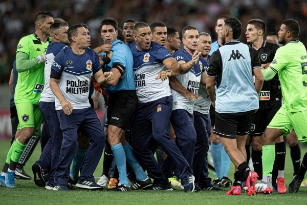 Foto: (Jorge Rodrigues/AGIF) - A semifinal do Campeonato Carioca terminou com confusão após o árbitro da partida encerrar a partida antes da cobrança da cobrança de falta do Botafogo