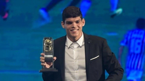 Foto: Thiago Ribeiro/AGIF – Ayrton Lucas está perto de ser anunciado pelo Flamengo