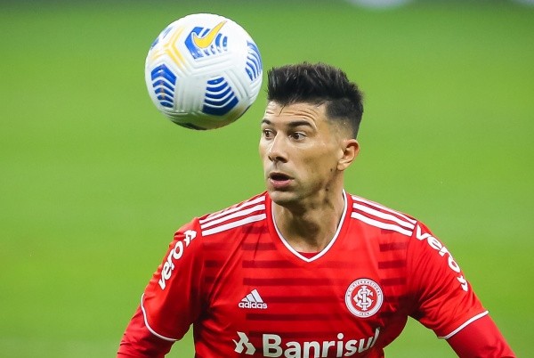 Victor Cuesta está de saída do Internacional (Foto: Pedro H. Tesch/AGIF)