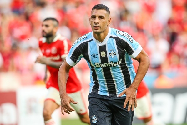 Foto: Pedro H. Tesch/AGIF – Diego Souza deve atuar no “sacrifício” contra o Ypiranga, mas lesão crônica preocupa DM para a Série B